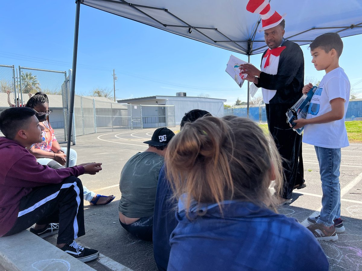 In honor of Dr. Seuss staff members dressed up and walked around to classrooms to do a special #DrSeuss read aloud. #DrSeussDay <a href="/Team_BCSD/">Bakersfield City School District</a>