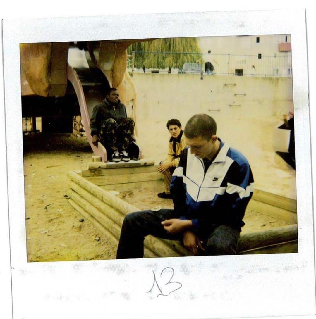 - Okula gitseydin eğer nefretin seni beslediğini öğrenirdin!

+ Ben okula gitmedim. Sokaklardan geldim. Ne olacak? Sokaklar bana ne öğretti biliyor musun? Öteki yanağını çevirirsen ölürsün.