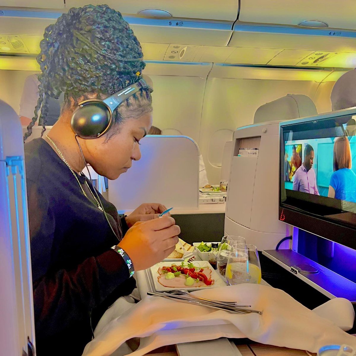 1Masterqueen's tweet photo. Happiness depends upon ourselves
Don’t let anyone DULL your sparkle ✈️💫
#homeway #flightandfood #liberiangirl #happinessdependsonyou
#Homeway https://t.co/ypzU3QNzz7
