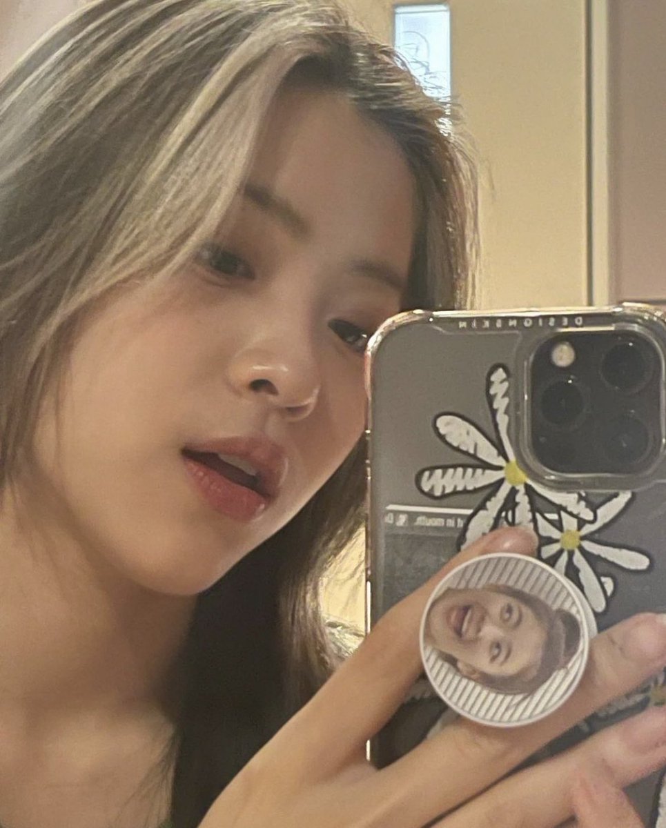 thinkerjiryu's tweet photo. idk where these r from but she’s so pretty https://t.co/3KTvAlMAda