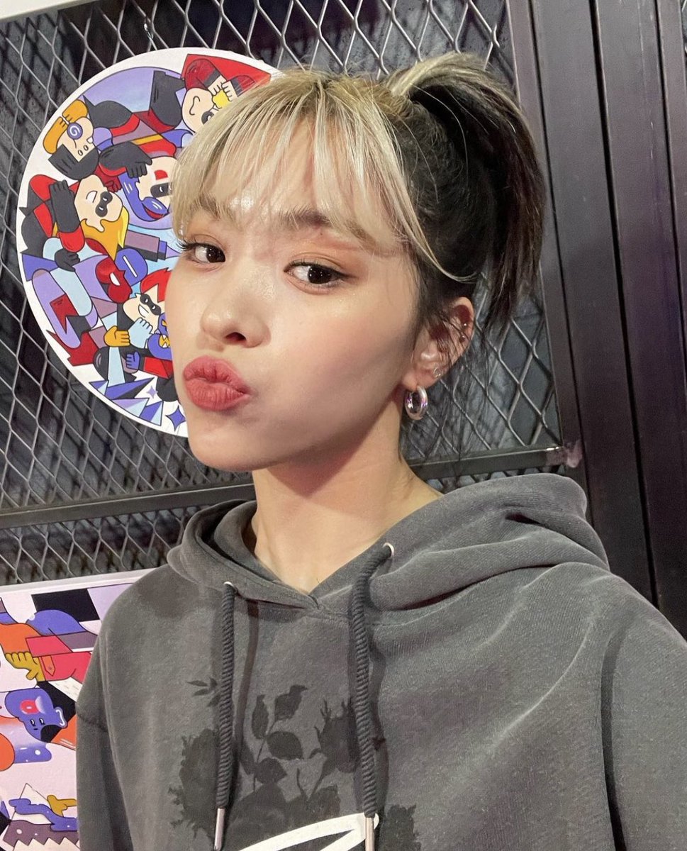 thinkerjiryu's tweet photo. idk where these r from but she’s so pretty https://t.co/3KTvAlMAda