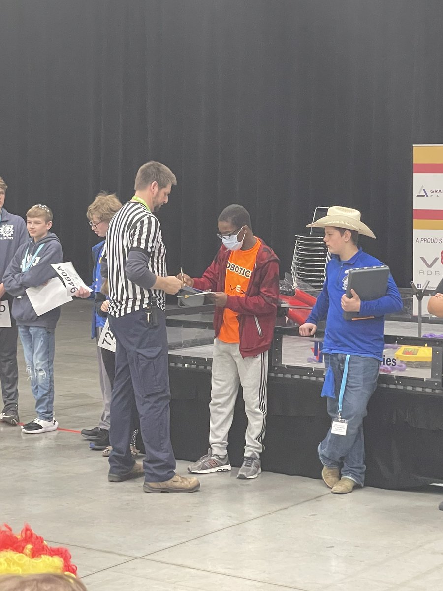 osseo_robotics's tweet photo. Osseo Middle School team #279d seeded 7th into the elimination rounds selects team #10001p the Roboneers to make a long run attempt for the championship! @OSHorioles @CoryHMcIntyre @ISD279 https://t.co/XFTh8Fr9C1