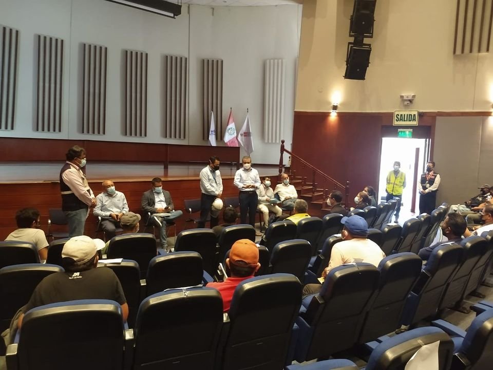 DialogoporAgua's tweet photo. #LuriganchoChosica
[23/02/2022]
El GG de #Sedapal y el director ejecutivo del #PASLC, sostuvieron una reunión con dirigentes de la Obra Carapongo.
▶️Información expuesta:
✅En abril se pondrá en funcionamiento el servicio de agua potable y alcantarillado en Carapongo. https://t.co/TNQA2gELcP