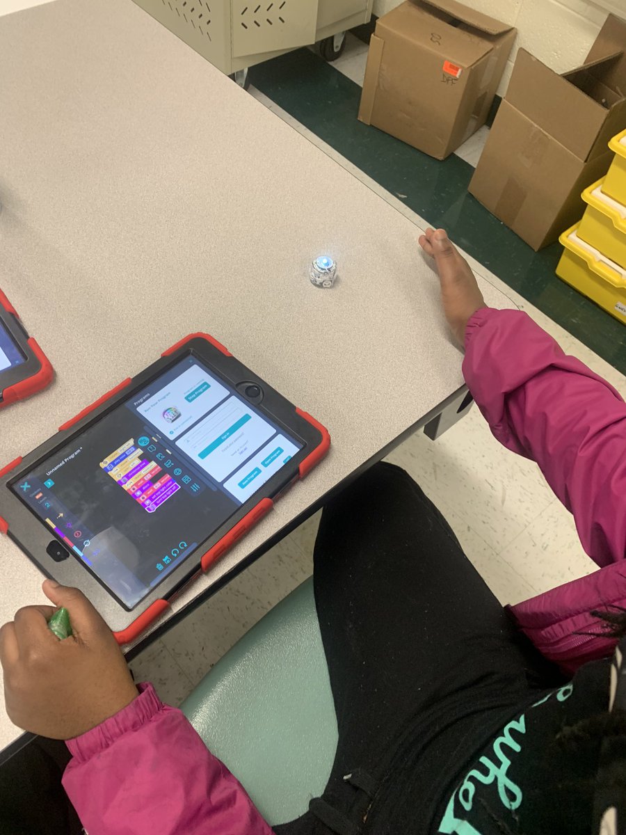 edrhett's tweet photo. Greenwood Girls Who Code having fun coding with @scratch @Ozobot and @LEGO_Group   @NNPSITC @nnpsgreenwood https://t.co/nN8emaUkeT