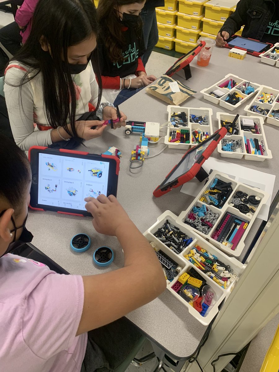 edrhett's tweet photo. Greenwood Girls Who Code having fun coding with @scratch @Ozobot and @LEGO_Group   @NNPSITC @nnpsgreenwood https://t.co/nN8emaUkeT