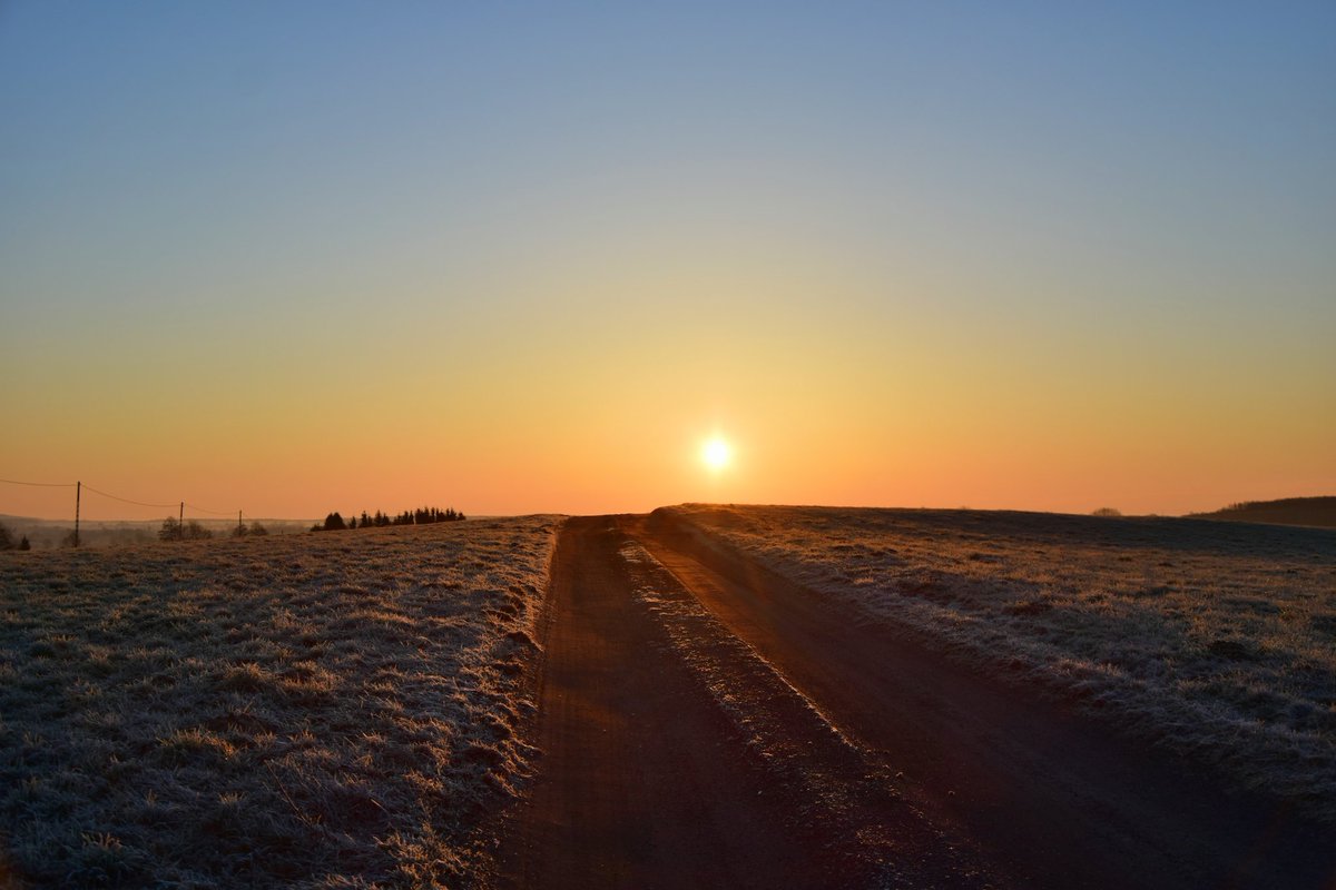 visitwarmia's tweet photo. #warmia #lidzbarkwarmiński #rano #wschódsłońca #mróz #droga #pole #szron #światło #wiosna #visitwarmia #morning #sky #road #roadtoheaven #naturephotography #sunlight #redsky #sunrise #sunrise_and_sunset #sunrisephotography https://t.co/eeon0SiQhi