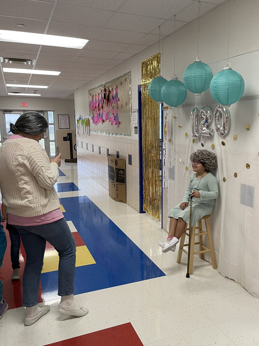 lynnsedillo1's tweet photo. When the weather didn’t cooperate for the 100th day of school, SHES staff did what they do best!! *Adjust* They adjusted to the 1st grade standard of counting to 120!!  Happy 120th Day of School!!  We are 120 Days Brighter!!  #itsgrowtime #SHESshinesBright #SomosSol https://t.co/ruVc7uL5dI