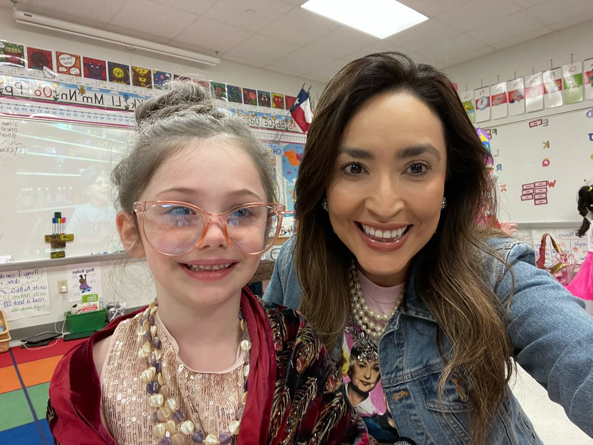lynnsedillo1's tweet photo. When the weather didn’t cooperate for the 100th day of school, SHES staff did what they do best!! *Adjust* They adjusted to the 1st grade standard of counting to 120!!  Happy 120th Day of School!!  We are 120 Days Brighter!!  #itsgrowtime #SHESshinesBright #SomosSol https://t.co/ruVc7uL5dI
