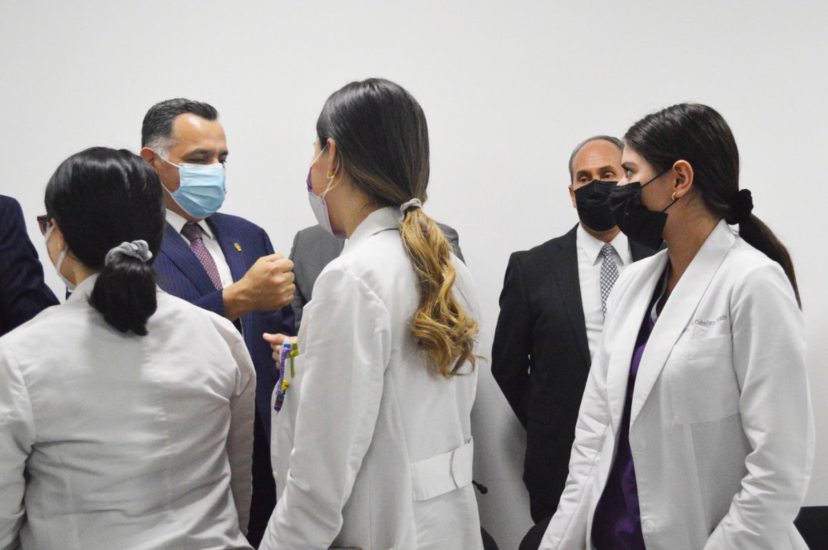 SaludZapopan's tweet photo. El Hospital General de Zapopan 🏥 se consolidó como hospital escuela🩺🥼 al recibir el aval federal  como sede para la formación de médicos👨‍⚕️👩‍⚕️ especialistas en urgencias médicas, ginecología y obstetricia y anestesiología.
🧵 https://t.co/RCvi1GXvqv