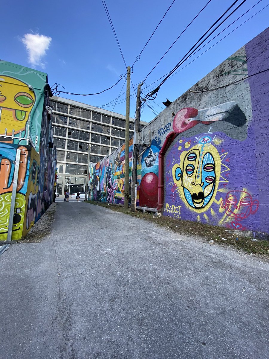 FiiiDGT's tweet photo. I absolutely love painting big so naturally I've gravitated towards painting murals. 🪜🖌
I think my love of heights is part of it.
One of my big goals is to paint a massive continuous single line face.
Check out my work w @adidas #hellowelcome, @seanSANIACart, and #archive79 https://t.co/s5pOQMPkfB