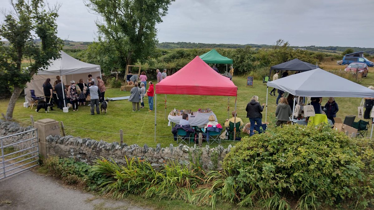 LlanfairPlas's tweet photo. 2 more confirmed for our Easter Monday Vintage Vibes event https://t.co/zy2lbKjtML Get in touch if you are a #vintagefashion #vintageseller #vintage #upcycle #zerowaste #eco #vinyl #vinylrecords #anglesey #angleseyhour  Pitches available. Photos from previous events https://t.co/UxpJpgddNK