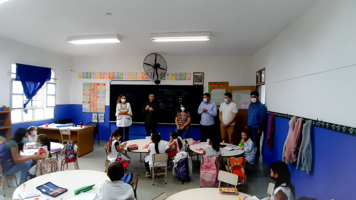 ivangiordano's tweet photo. Acompañamos la visita del Intendente @FedericoAchaval a la escuela primaria N 43 del barrio Pellegrini #VillaRosa.

Entregamos útiles escolares a tod@s las y los alumnos de primer grado. https://t.co/9LjqKwrn6o