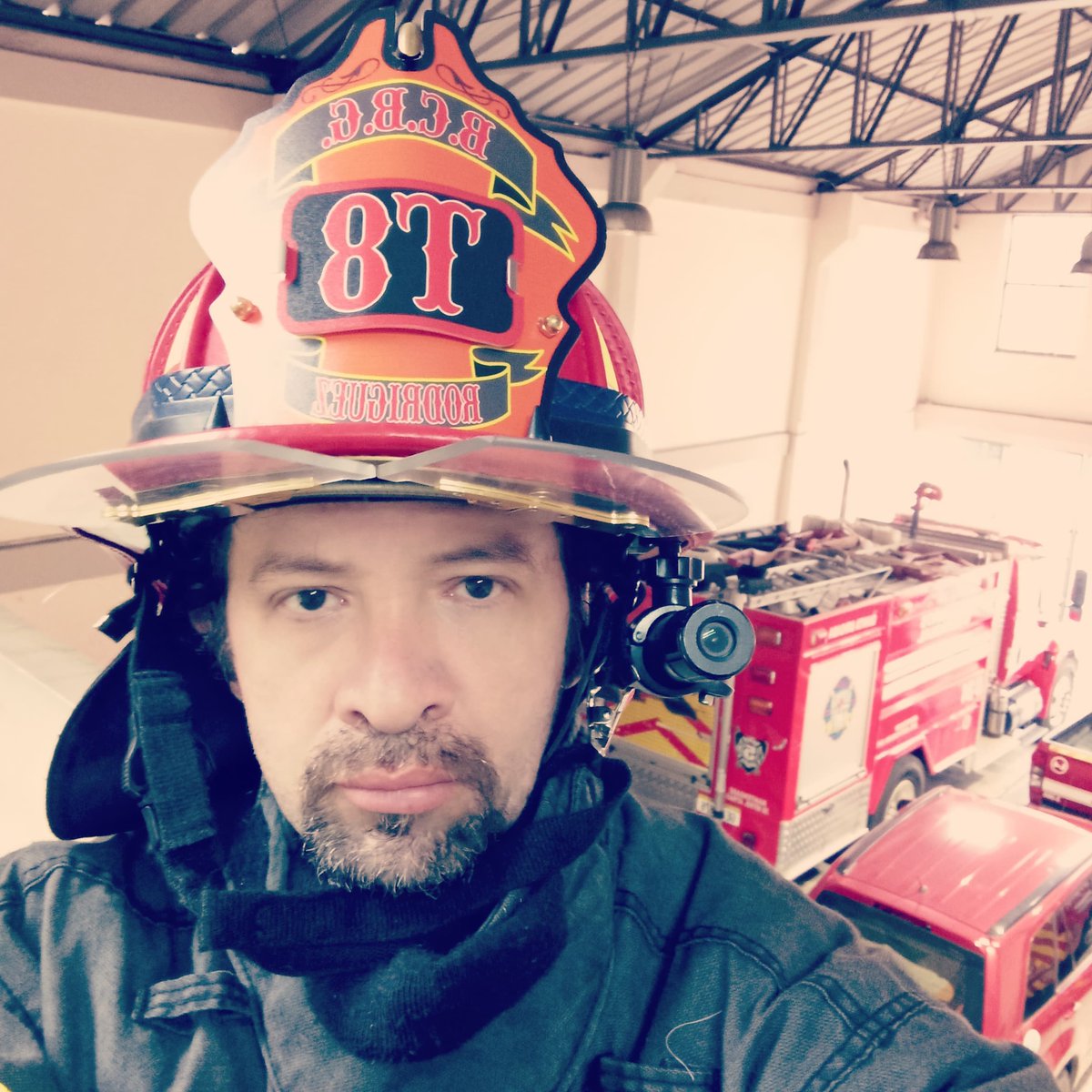 ¡Feliz viernes de presentación! Esta semana les presentamos el casco de Sub Oficial Xavier Rodríguez de Benemérito cuerpo de bomberos de Guayaquil, Ecuador. 

¿Quieres que publiquemos tu foto la próxima semana? ¡Mándanos un mensaje! #cascosdephenix