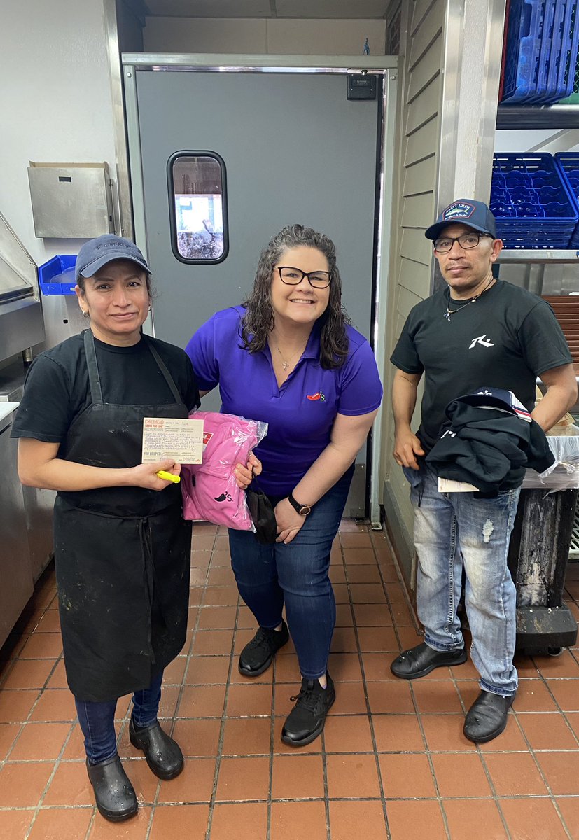 bosslady1778's tweet photo. But first we #Chilis 🌶 because it’s #TeamMemberAppreciationDay and how fitting that today I was able to give (with a little help) my first ATL in Spanish 🤩 what a great day to have a great day 🤩☀️🤩 with so much #chilislove 🌶❤️@Obione52 #ObisChampions #Back2Great https://t.co/HYk86Jzl9M