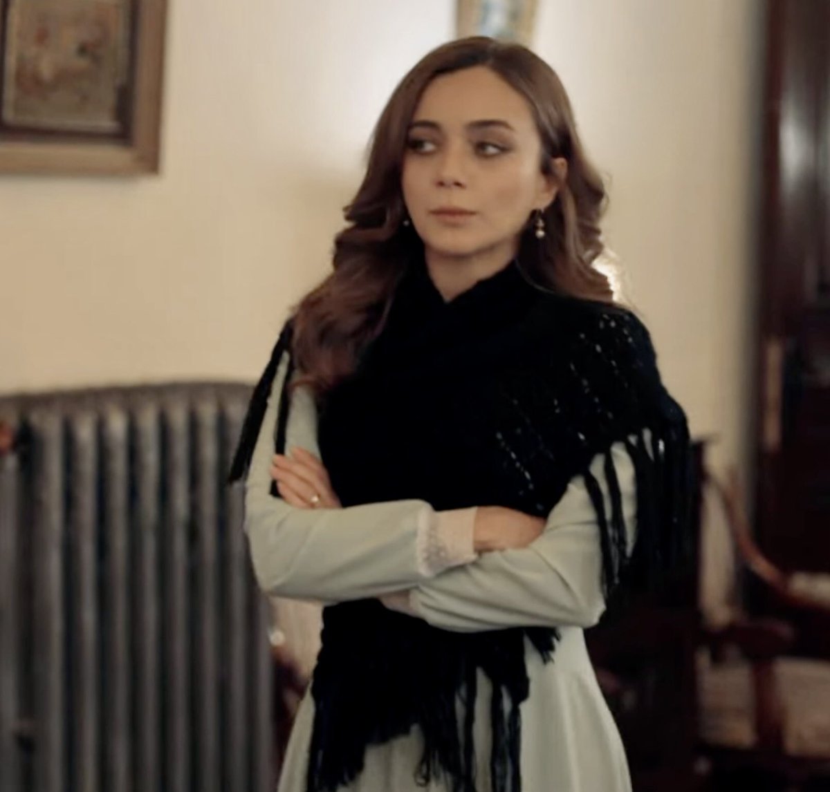 Medeine11's tweet photo. When you are waiting for BLACK DRESS 💃 and get just black shawl… #Dilruba #POLSHIT #IDontKnowAnymoreHowToCallThisDizi https://t.co/azlnaeHhKm