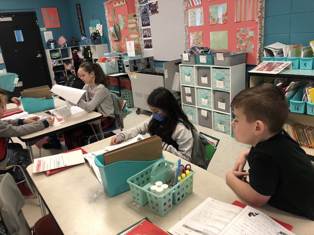 AthensCitySch's tweet photo. Mrs. Tilley's class working with their table group to review their writing while also analyzing the structure and mechanics of their paragraphs. #NCway #NCdifference #ExcellenceIs https://t.co/xwlxdiMrLK
