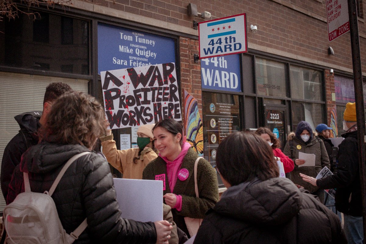 codepink's tweet photo. just sharing some joy from the peace movement in Chicago today. They're calling on @RepMikeQuigley to support a War Powers Resolution for Yemen and to stop taking campaign contributions from weapons companies. https://t.co/ApCmH3veeA