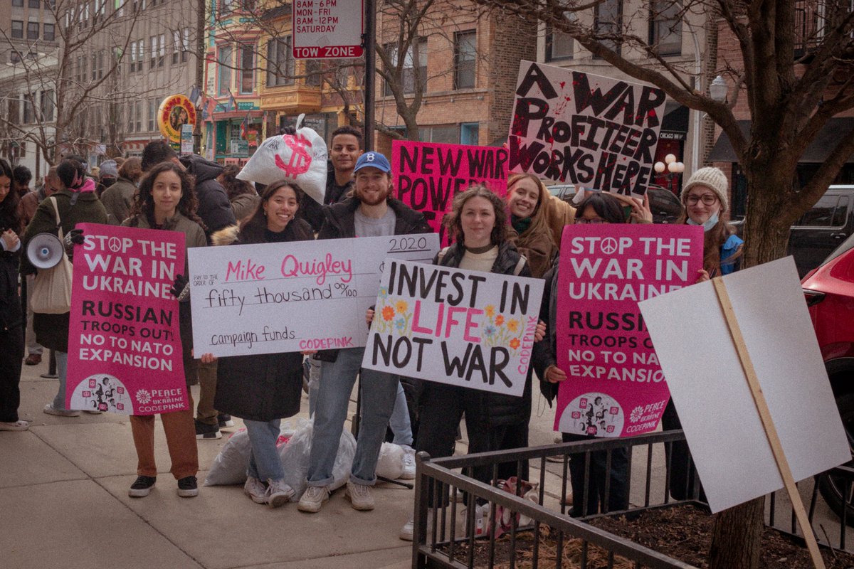 codepink's tweet photo. just sharing some joy from the peace movement in Chicago today. They're calling on @RepMikeQuigley to support a War Powers Resolution for Yemen and to stop taking campaign contributions from weapons companies. https://t.co/ApCmH3veeA