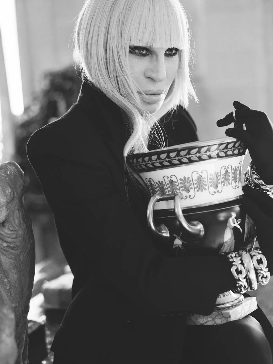 4ngelVazquez's tweet photo. Donatella Versace en @Balenciaga para @vogue_italia, marzo 2022 #Editorial Mert &amp; Marcus https://t.co/LPmvfqaeyO