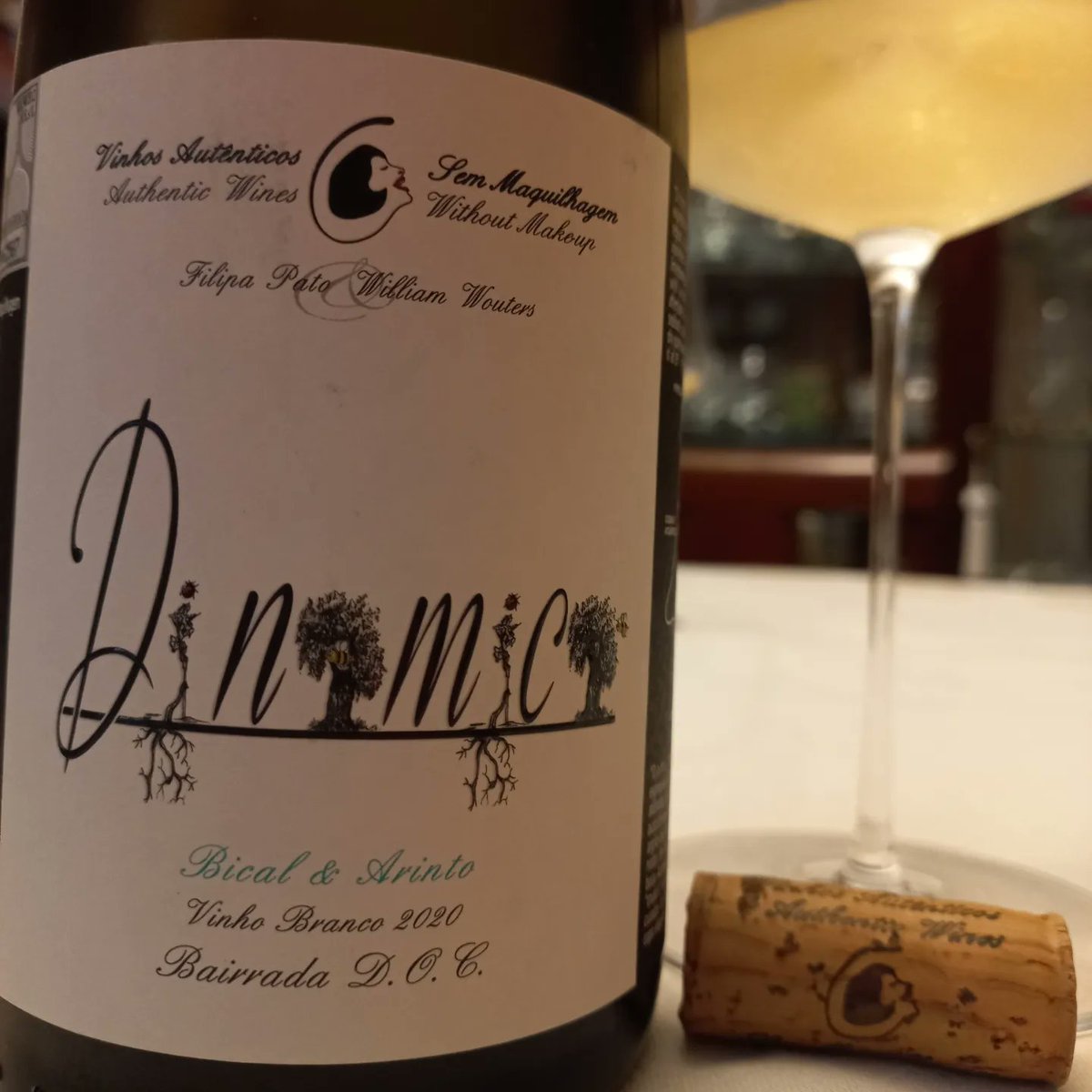 susublanca's tweet photo. Hierbas , flores y mucha frescura...
Suavidad y una acidez contenida..
Se bebe solo!! Qué sorpresa de vino!!✌😋
.
#lavidaesparabeberla
#filipapatowines
#bairrada
#arinto
#bical
#vinobiodinamico
#vinosinmaquillaje
#filipapato https://t.co/H2fxxjyYtj