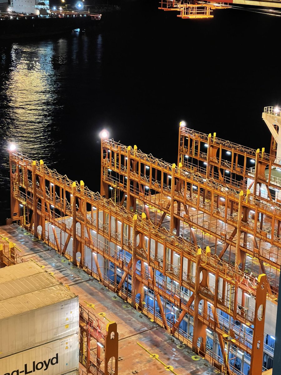 canales_israel's tweet photo. Noches de puerto 🚢⚓️ @HapagLloydAG #santosexpress https://t.co/RfVGKmDXbf