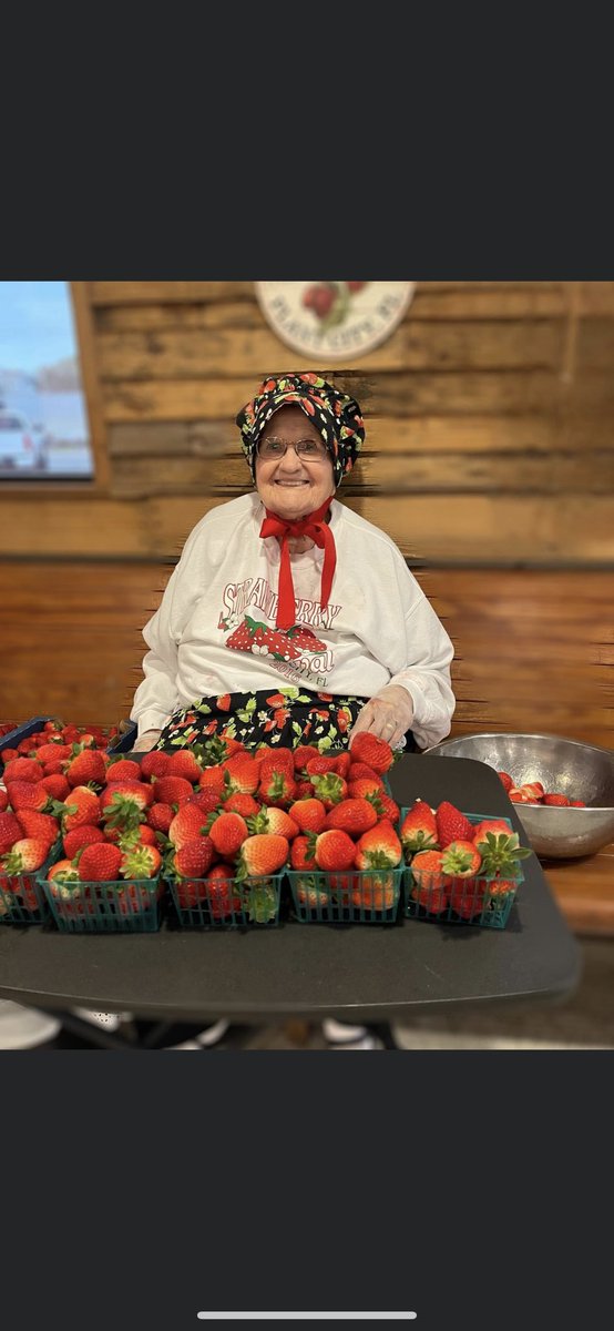 QueenCAYYY's tweet photo. Look at my great granny 🥺😍 https://t.co/ezOHT1nSuv