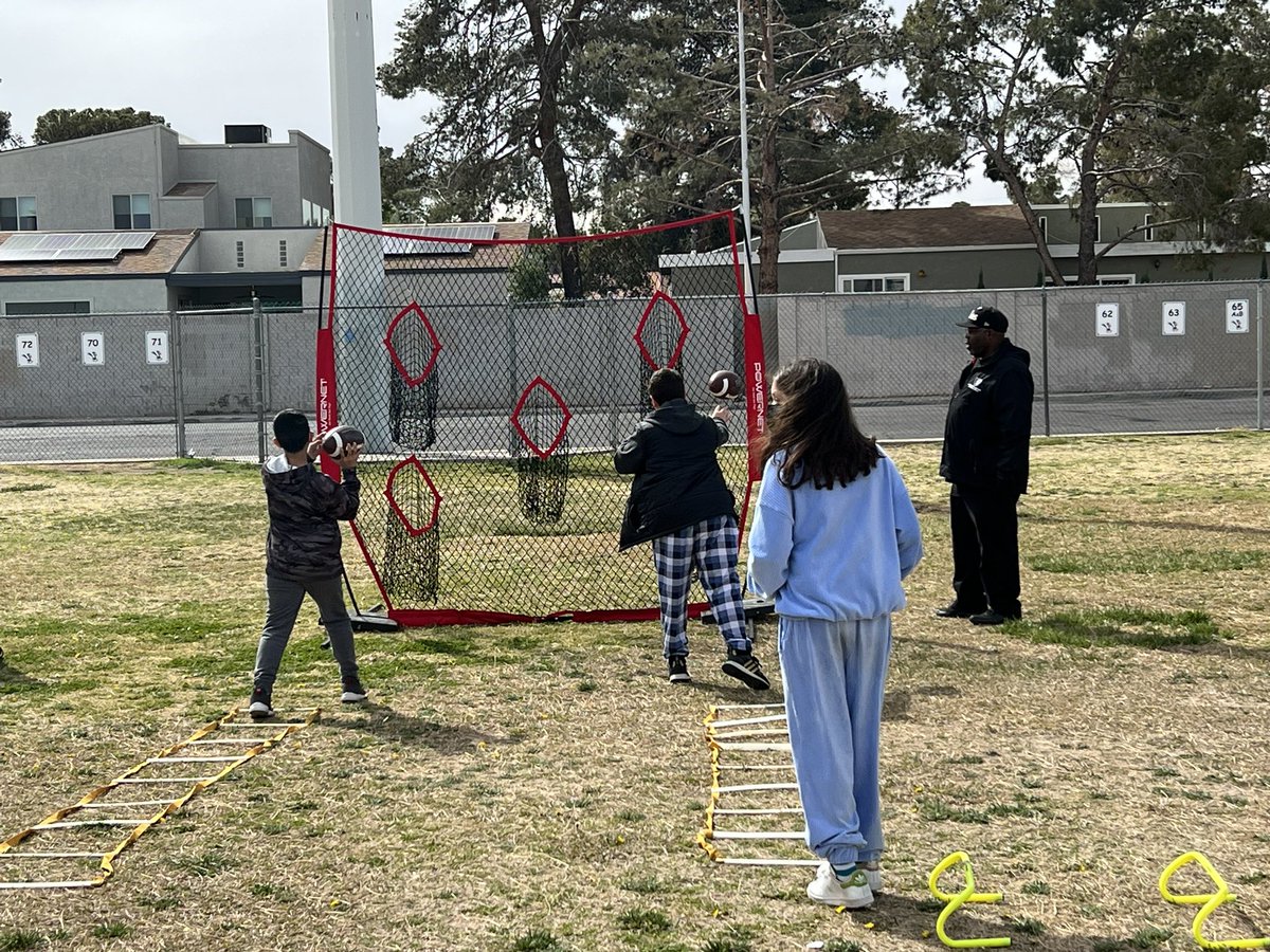 Our Rowe Runners have been “Catching the Reading Wave” for Nevada Reading Week with many exciting activities. #NevadaReadingWeek #Rowemodelcelebration #VGKVivas #RaidersJrTrainingCamp #FuelUptoPlay60 <a href="/ClarkCountySch/">CCSD</a> @schabo82 <a href="/KarenCo20556518/">Karen Collins</a> <a href="/FUTP60NV/">Nevada Fuel Up to Play 60</a> @SuptJaraCCSD