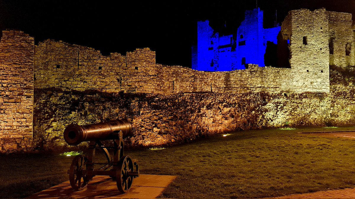 Pictured against the backdrop of Trim Castle lit up in Ukraine's colours is the Cannon given to Trim to commemorate the famous victory over Russia in the first Crimean War. Here's looking forward to a second victory over the same country.