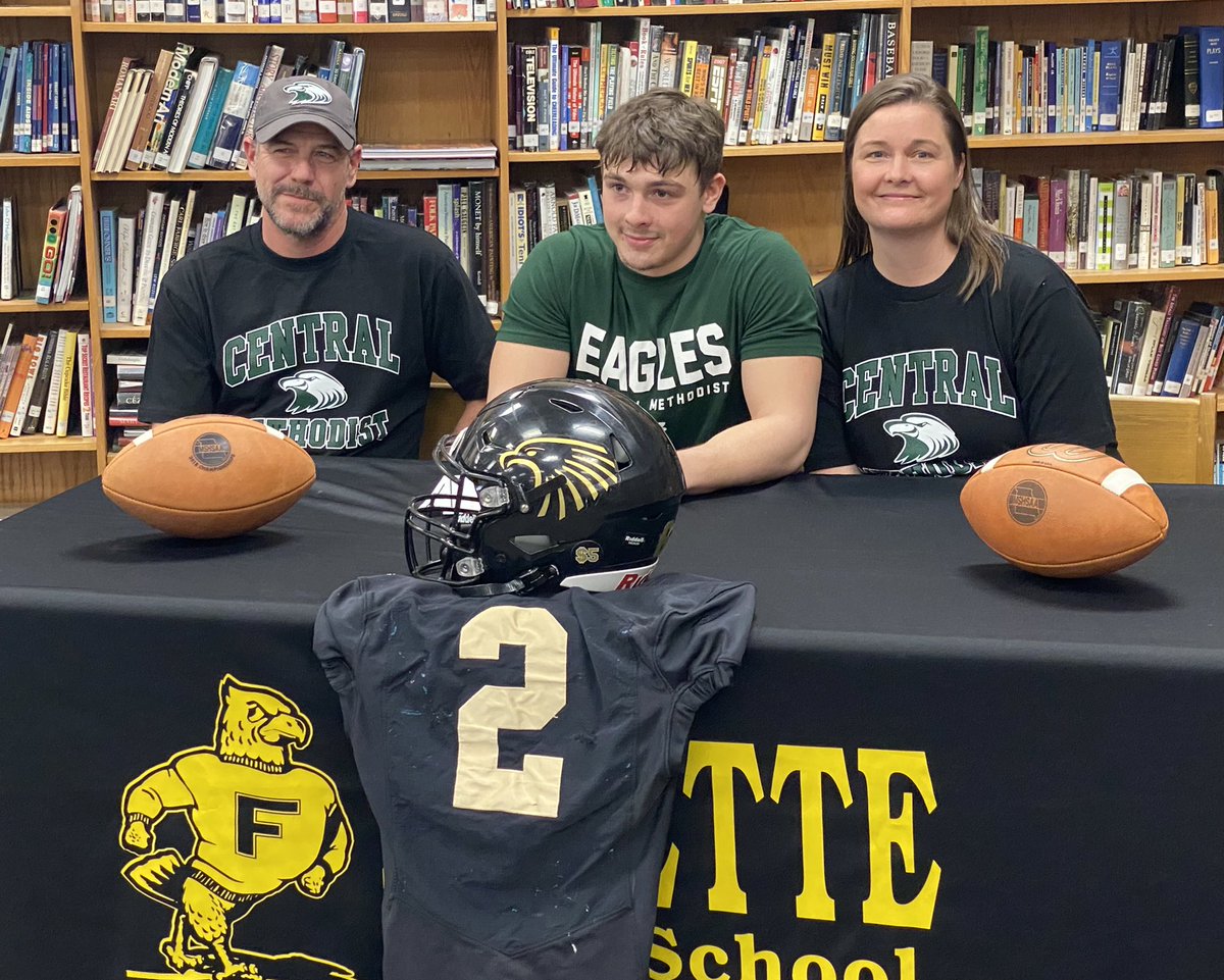 TD_FOR_GV's tweet photo. OFFICIAL🟢⚪️ I just want to say thank you to my friends and family. I want to say thank you to all the coaches who recruited me and believed in my ability to make a difference on their team. I will be staying home and playing at CMU!! @TD_4_TDs @CMUEaglesFB https://t.co/PyraaZeIap