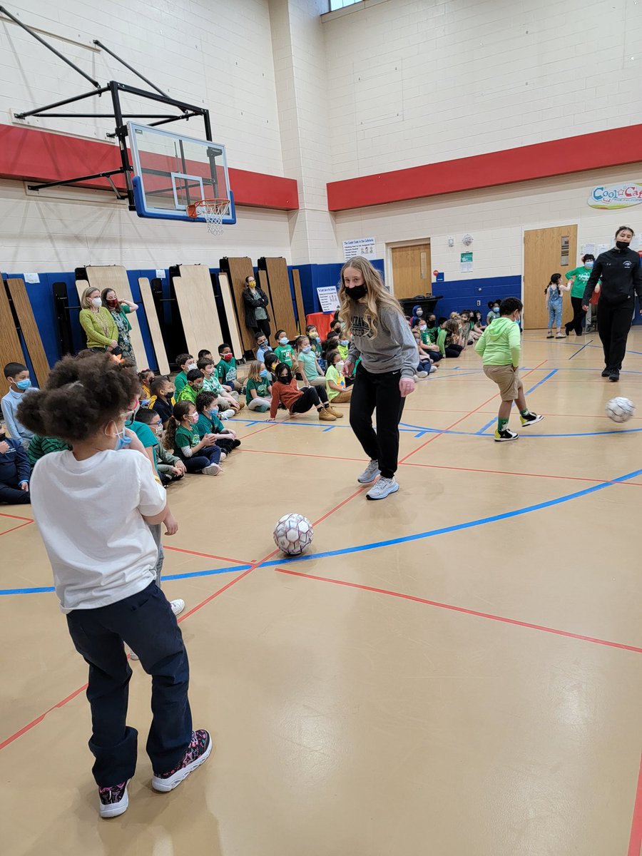 Thank you Kennedy Elementary for hosting our @lackwomensoccer squad today! #TakeFlight #gofalcons