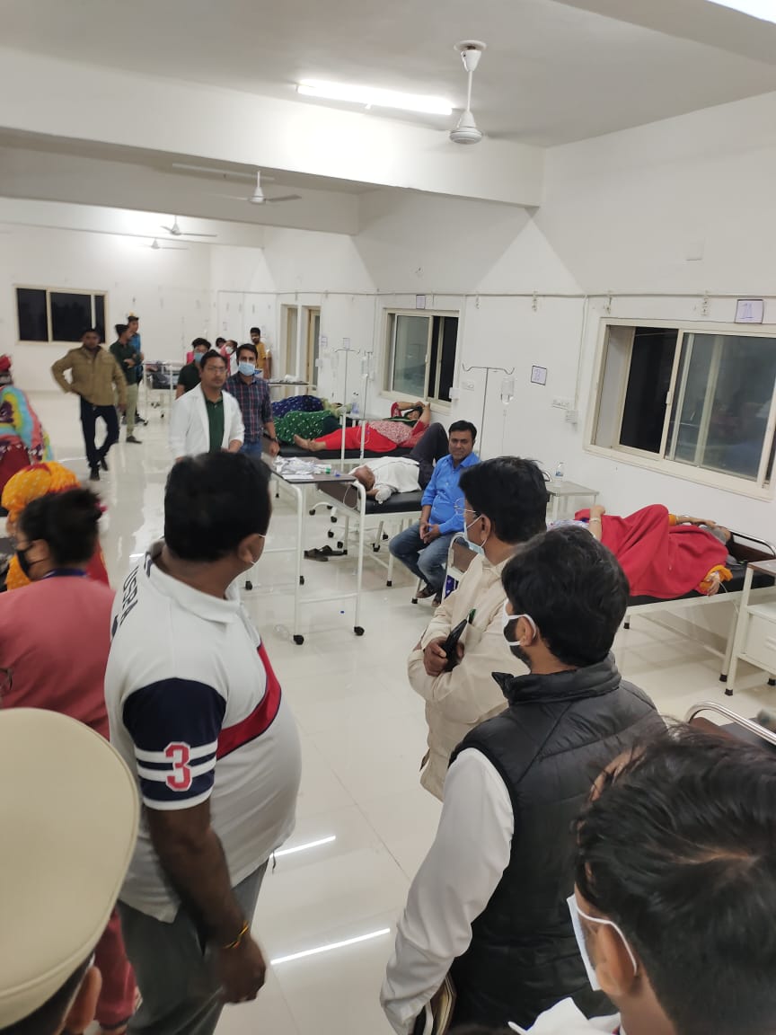 CollectorMeh's tweet photo. ફૂડ પોઈંઝનીંગના અંદાજીત 1200 દર્દીઓ નોંધાયા હતા. આ તમામને તાત્કાલિક સારવાર આપવામાં આવી હતી અને હાલ સારવાર હેઠળ છે. તમામની આરોગ્ય સ્થિતિ સુધારા પર છે. @pkumarias @CMOGuj https://t.co/lhc9CO0gvz