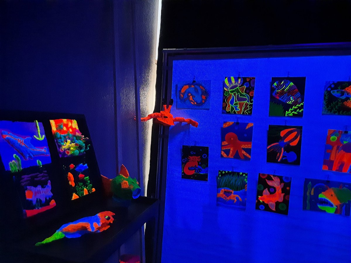 Mengelart's tweet photo. BIG ART DAY...CMS Blacklight Art Show! #BigArtDay22 #ComalFineArts @RodriguezCMSArt @schumanncarla1 @Jags_Principal https://t.co/DOQV0OTFxt