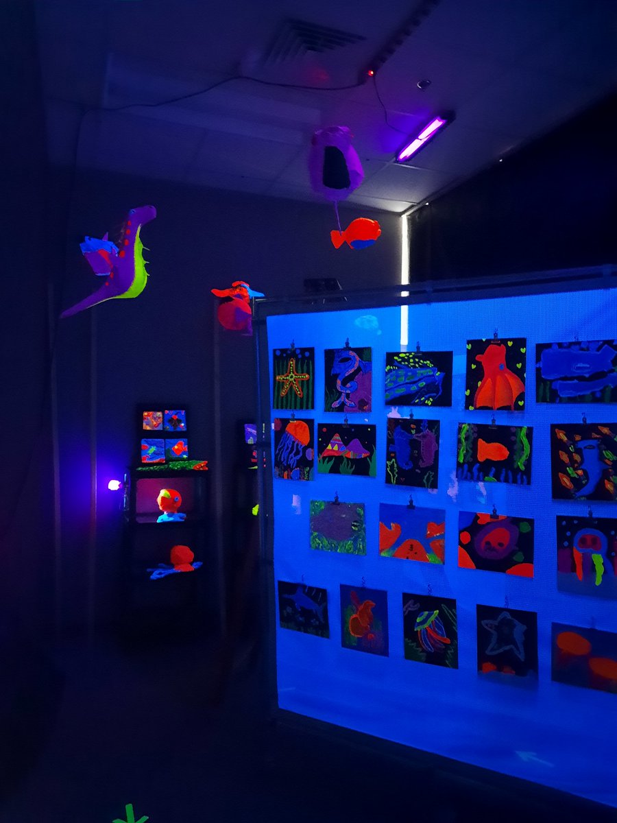 Mengelart's tweet photo. BIG ART DAY...CMS Blacklight Art Show! #BigArtDay22 #ComalFineArts @RodriguezCMSArt @schumanncarla1 @Jags_Principal https://t.co/DOQV0OTFxt