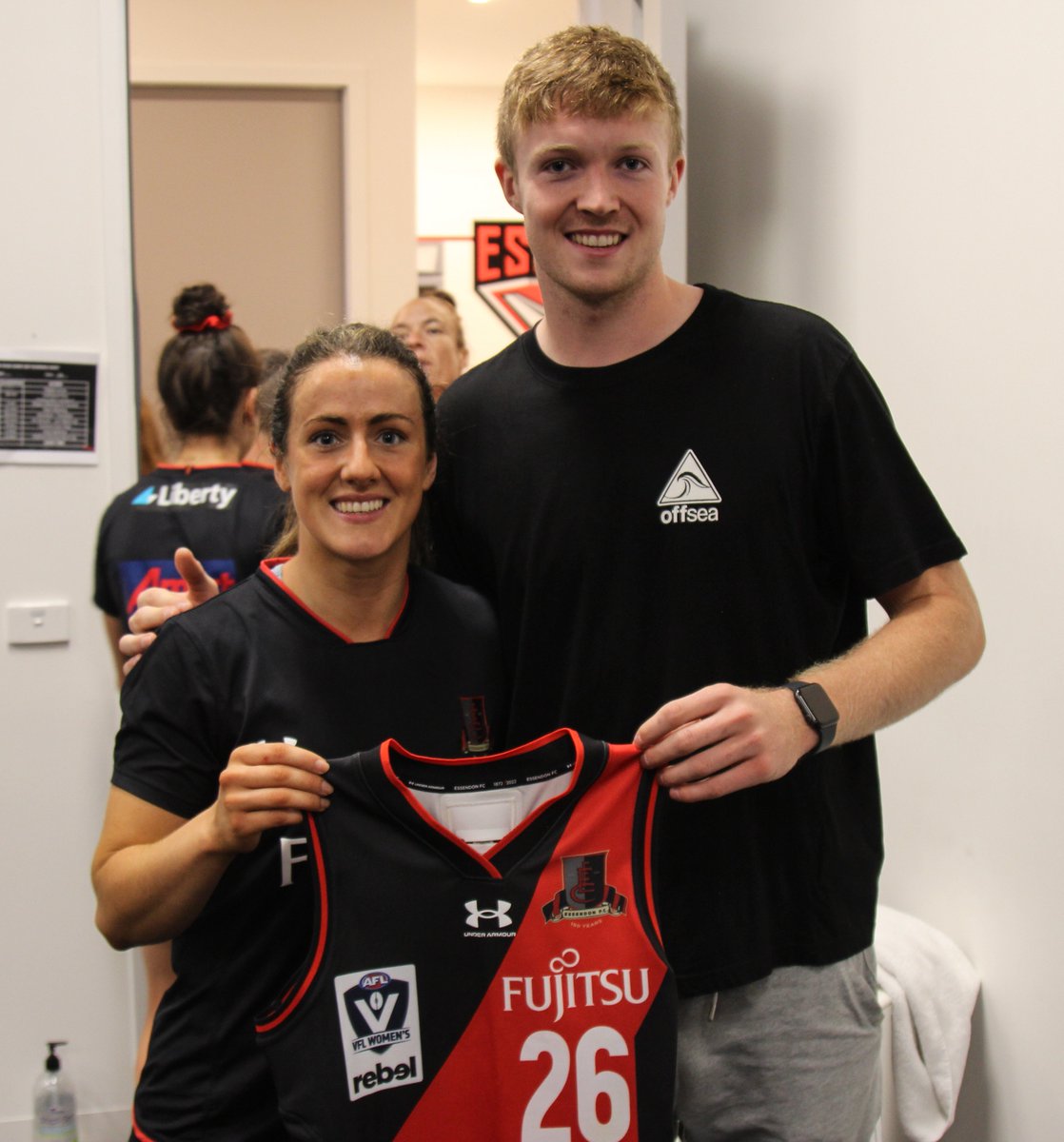 Our Irish Dons ☘️

Great to have Cian McBride present our debutant Joanne Doonan with her guernsey.

Go well, Joanne.