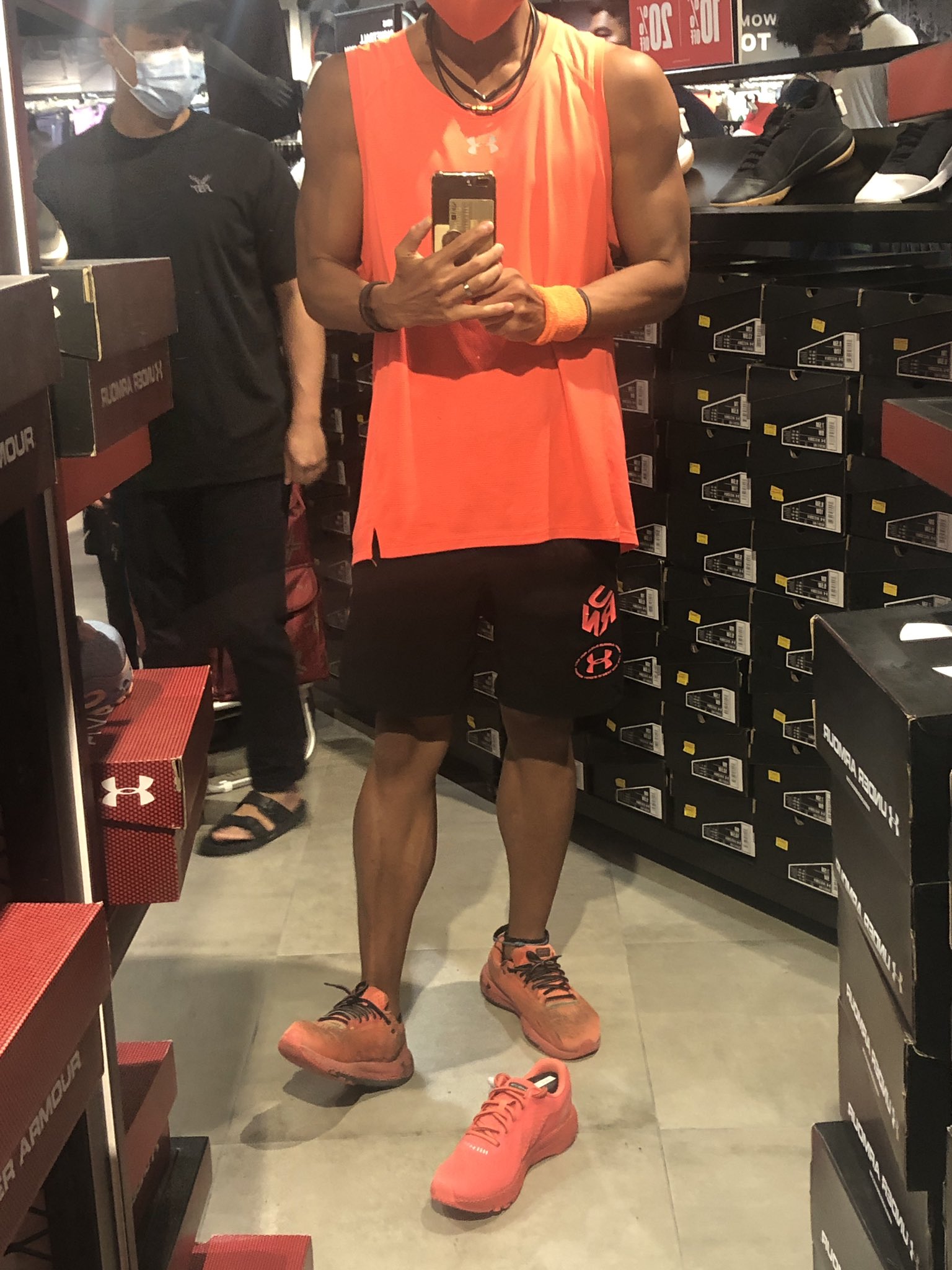 Under Armour Outlet / Twitter