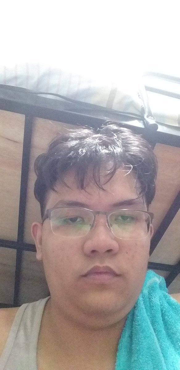 PreSiAljon's tweet photo. Mukha ng di binilhan ng jollibots kahit with honor naman https://t.co/urnlLhCjgh