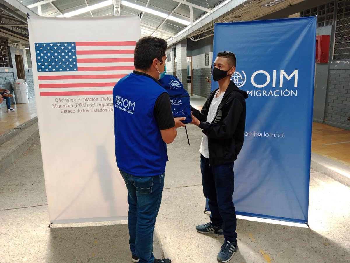 OIMColombia's tweet photo. En #Cali, realizamos entrega de 100 kits escolares a niños, niñas y adolescentes nacionales 🇻🇪, retornados 🇨🇴 y comunidad de acogida. Con el apoyo de @StatePRM @USEmbassyBogota y en articulación con #FUNCOLVEN
#GIFMMContigo https://t.co/Dnj1gNdFhH