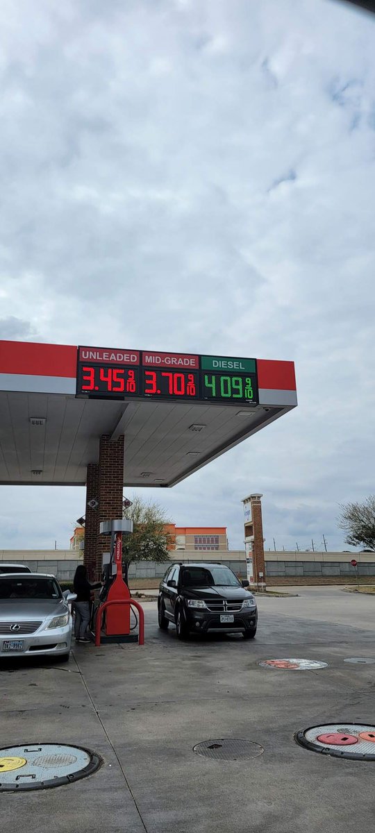 PastorAkin's tweet photo. Gas prices are rising...... this is getting crazy. 1 https://t.co/NASvLutmqs
