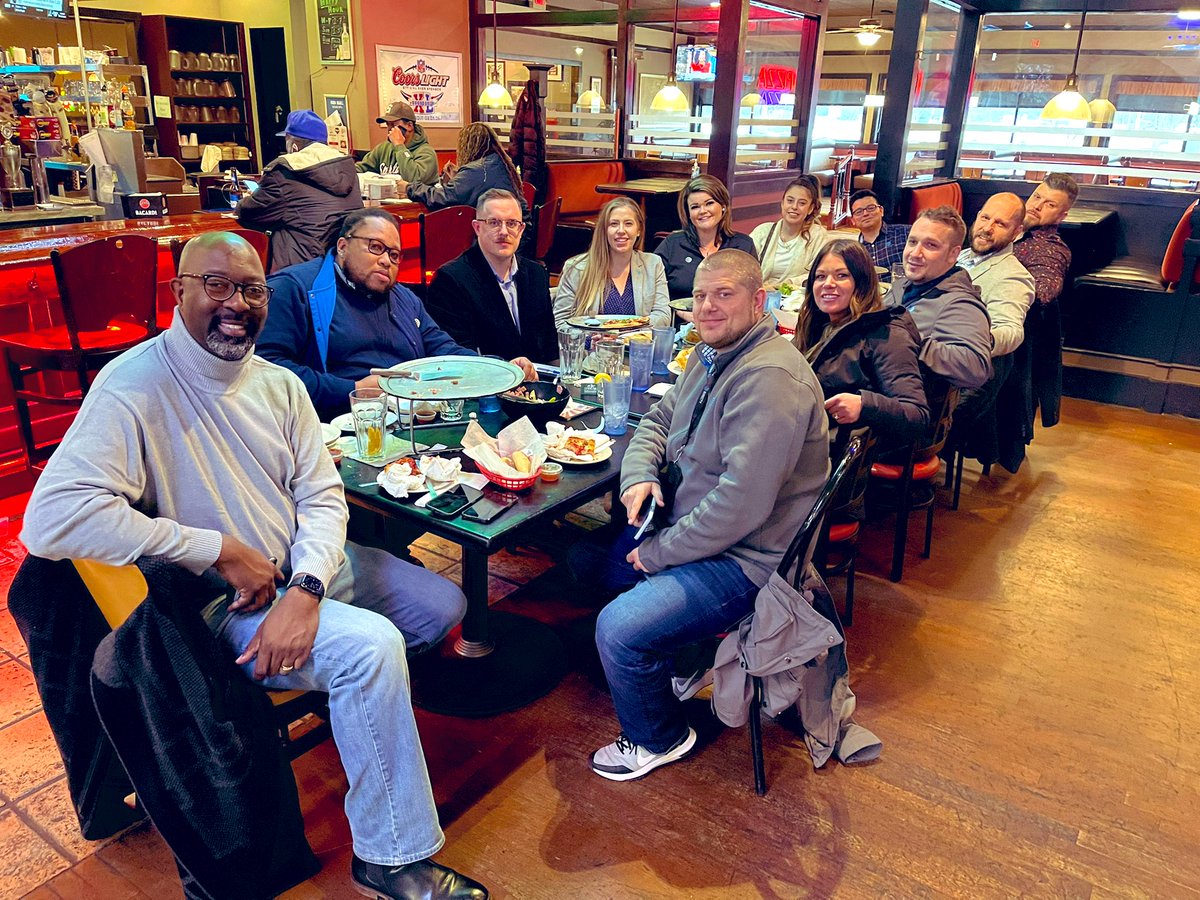 theriddler704's tweet photo. In honor of employee appreciation day, I want to say THANK YOU to this special group of leaders. This team collaborates to strategize, execute, and WIN as ONE in the @money_mitten‼️ I appreciate YOU‼️ #EmployeeAppreciationDay @LoWalkerWissmiling #LifeAtATT https://t.co/kJ2KQCvrG9