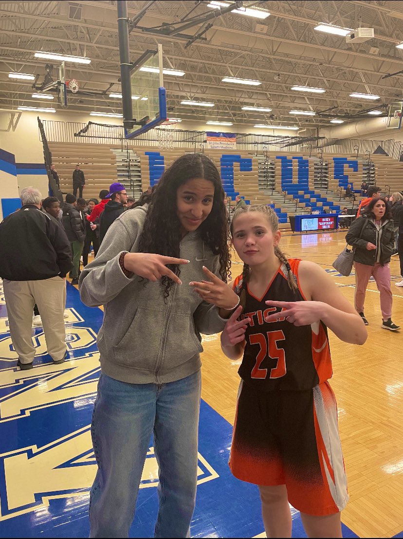 KatelynShtogrin's tweet photo. Family is all about supporting one another. So happy I got to see my teammates and loved the support they gave me tonight!❤️🖤@EdmondsonSaige @AllisonHuff2025 @stormAAU @storm_2025 https://t.co/yvv3LHjHP0