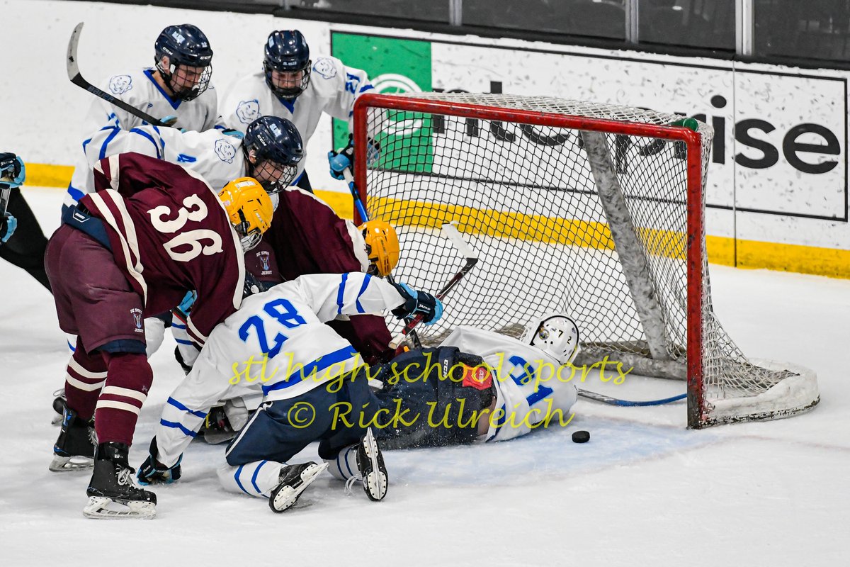 RickyRick_Photo's tweet photo. 2022-03-04 SLUH defeats De Smet in the Mid States Club Hockey Association Challenge Cup.
#sluh #desmet #hockey #stlprep #midstates #playoffs #championship https://t.co/es7iySlka7