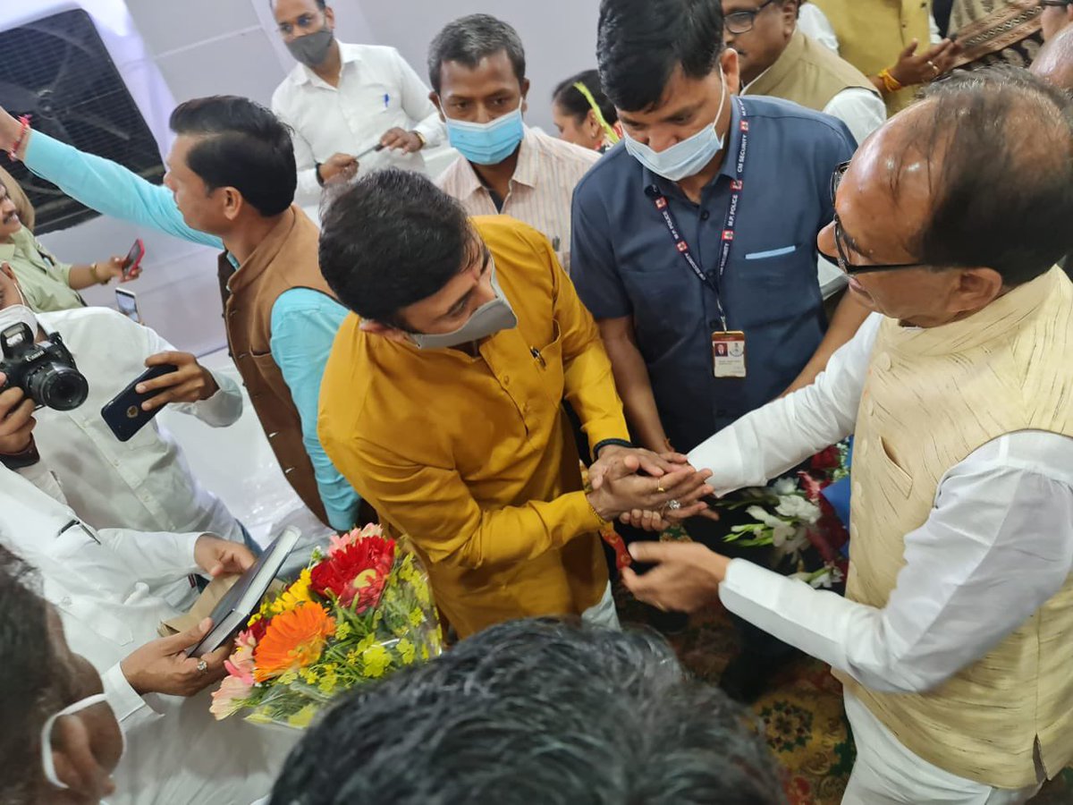 मध्य प्रदेश की देवतुल्य जनता की आशाओं के केंद्र, प्रदेश की समृद्धि के लिए सदैव समर्पित, जन कल्याण के लिए सदैव  सँकल्पित, मध्य प्रदेश के यशस्वी मुख्यमंत्री श्री <a href="/ChouhanShivraj/">Shivraj Singh Chouhan</a> जी को जन्मदिन की हार्दिक बधाई एवं शुभकामनाएं।
#HappyBirthdayMamaJi