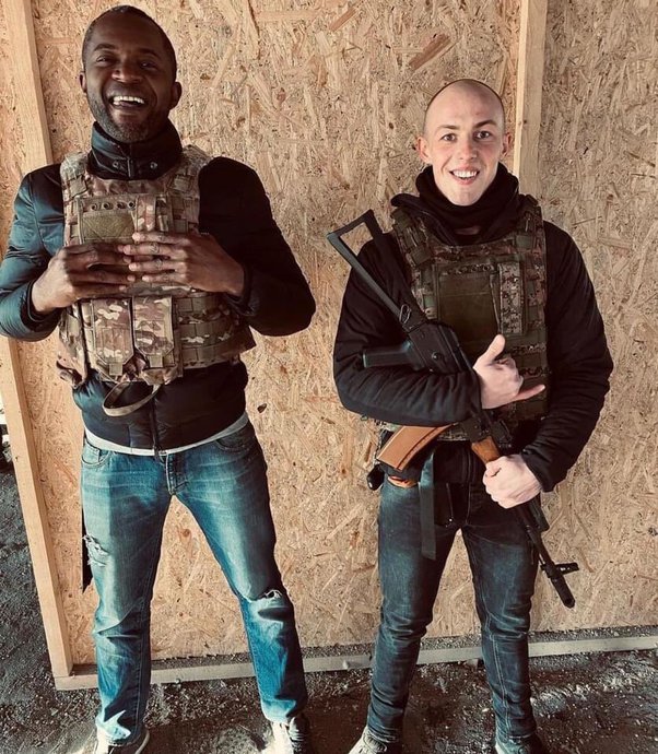 Okurutge's tweet photo. A Cameroonian just joined Ukraine to fight against Russia.Recall also that about 115 Nigerian men on Tuesday offered to fight alongside Ukraine,following the nationwide call by Volodymyr Zelensky for African nations to assist his country from Russia's invasion.
#UkraineRussianWar https://t.co/dU3KxJlIze