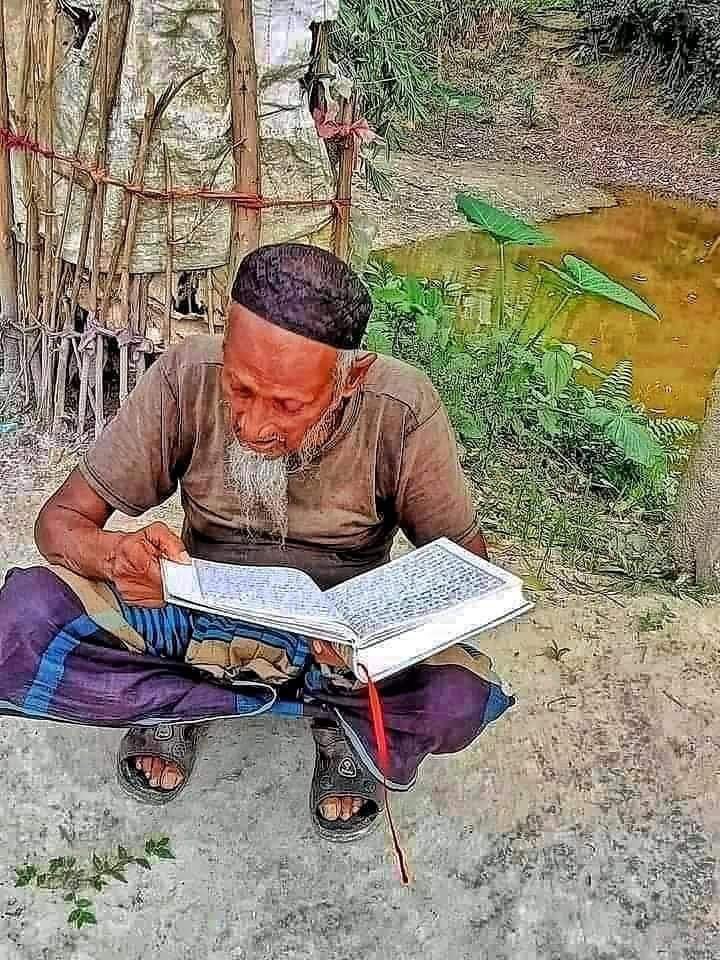 ZaahirSheikhMo1's tweet photo. Manta waxaad awooddaa inaad aqriso qur,aanka adiga oon isticmaalaynin muraayado iyo foorarsi toona balse waxaad gaari dontaa waqti aada arki doonin inaad indhaha kutaagto amaba aad waynyso xirato mooyee
Hadaba kafaa idayso waqtigaaga
Oobadi akhriska kalaamka allah 
#followme https://t.co/O2mdd0b1Ts
