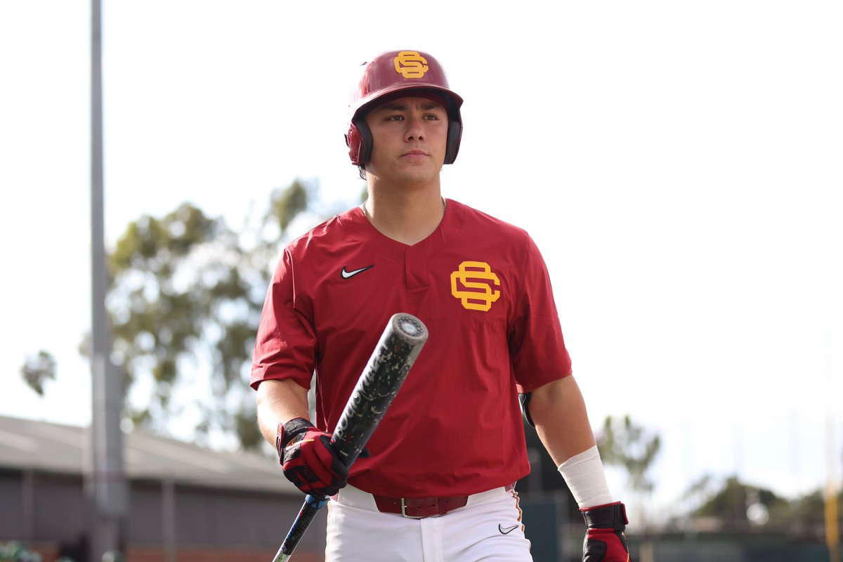 USC_Baseball's tweet photo. Getting warm on a chilly night at Dedeaux ⚾️✌️
#FightOn | #BPtime https://t.co/LlBbUl4fkX