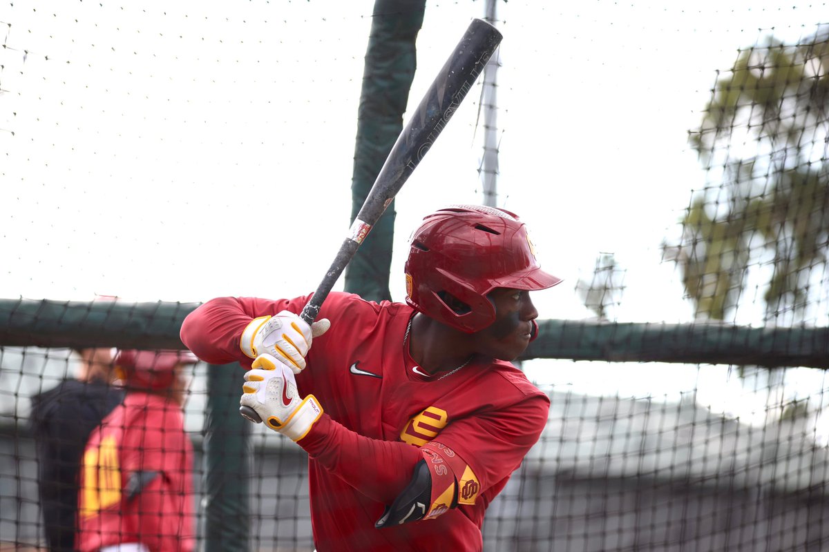 USC_Baseball's tweet photo. Getting warm on a chilly night at Dedeaux ⚾️✌️
#FightOn | #BPtime https://t.co/LlBbUl4fkX