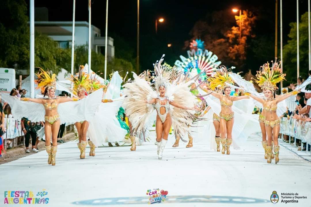 InformeCiudadan's tweet photo. #CAMPEONA DEL CARNAVAL FEDERAENSE 2022 COMPARSA  #ARA_MOMBAY 💥  La Comparsa que hizo su presentación por primera vez en la edición 2022 logró imponerse por una diferencia de 7.59 puntos sobre Yasi Pora. La Comparsa Emperadora se ubicó en la 3era ubicación. @ARA_MOMBAY_2022 https://t.co/detNtUgWMK
