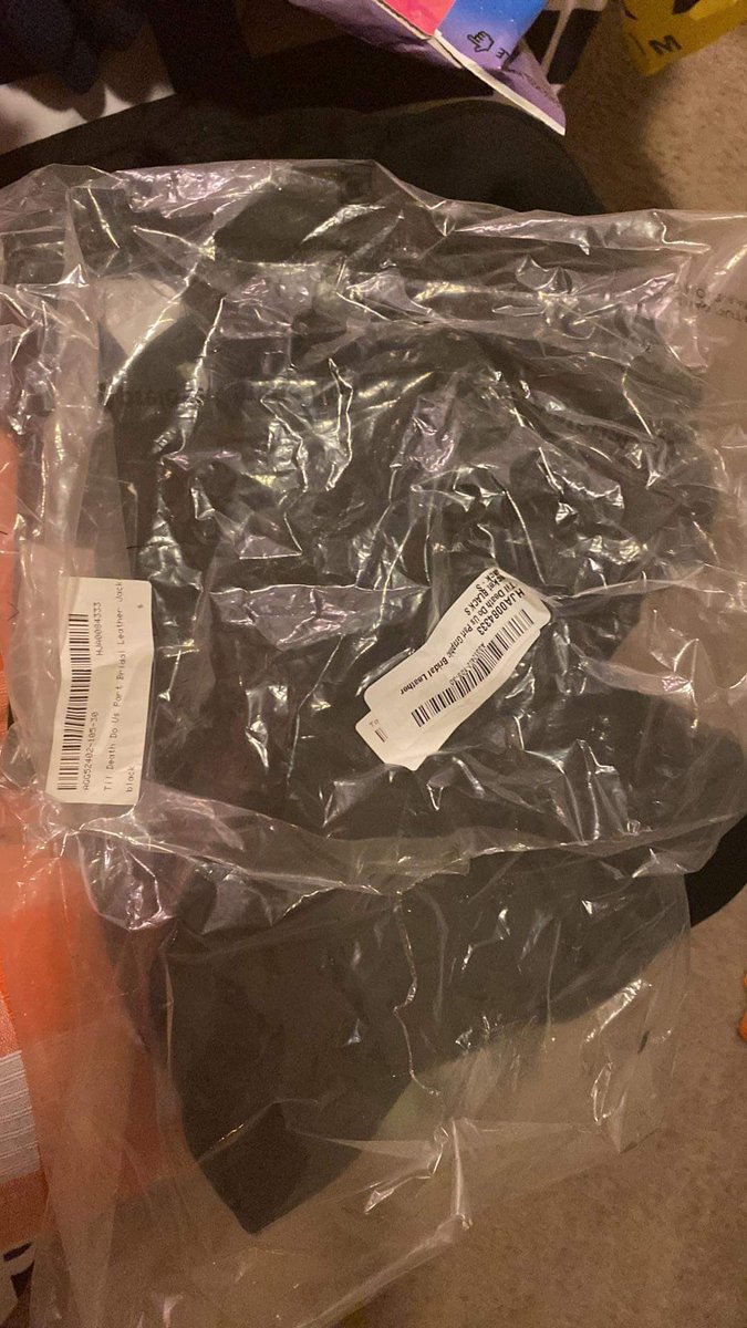 ZsaDore's tweet photo. Let’s talk about how they sent me #FRUITOFTHELOOM SWEATPANTS INSTEAD OF MY LEATHER JACKET! https://t.co/ez7baXIJY2