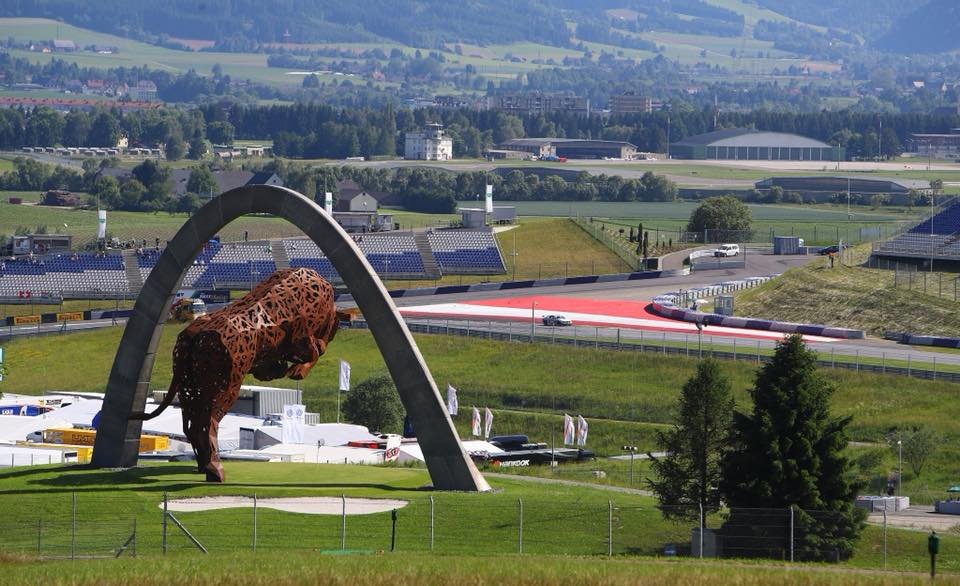 Formula1Verse's tweet photo. E NESSA NOITE DE SEXTA, VAMOS DE CORRIDA PRA COMEÇAR BEM O FIM DE SEMANA!

Sejam bem vindos a Spielberg, casa da @Red_Bull_R_F1V, para a nona etapa do campeonato mundial de Fórmula 1 em 2019! A corrida promete ser de várias ultrapassagens, nessa pista dea alta e de muitas retas! https://t.co/sMxR6dPmW9