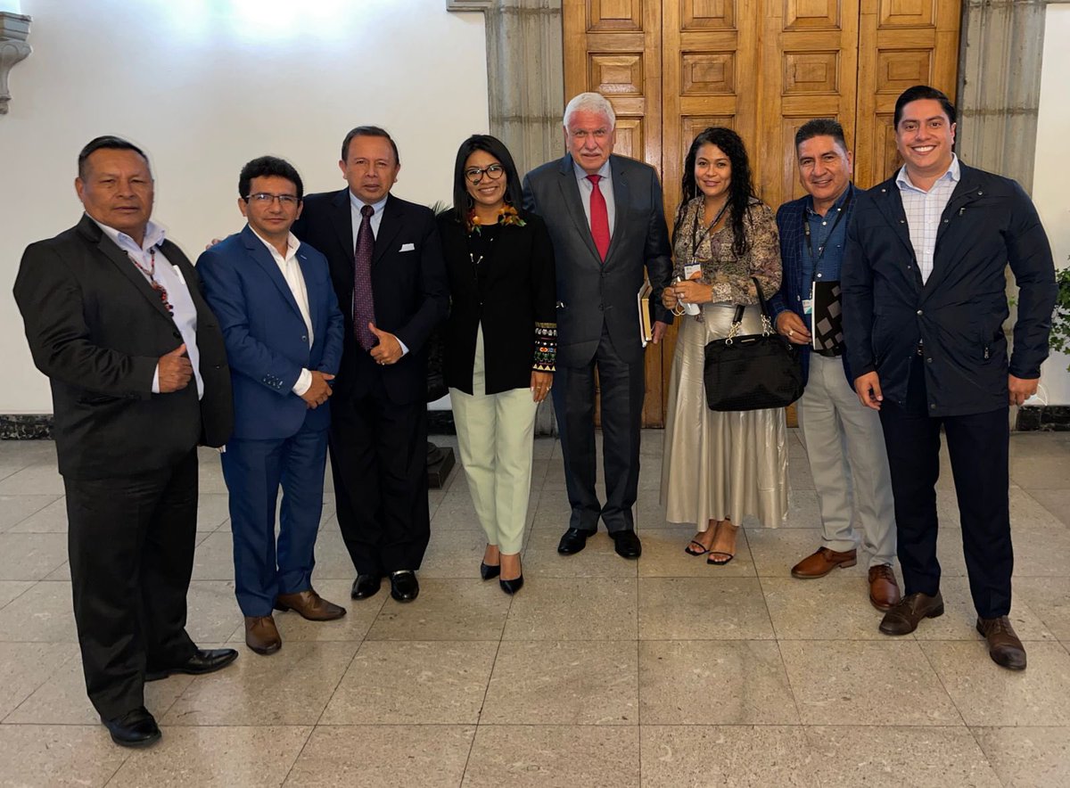 JuanPHidalgoC's tweet photo. #Quito 
Hoy mantuvimos reuniones con:

📌Ministra @mariabrownp y alcds. del país para la ampliación de la presencia territorial de @Educacion_Ec 
📌@OttoVeraSE Alc. de #SantaElena trabajando por el bienestar de los ciudadanos.
📌 Reunión con prefectos amazónicos

#JuntosCumplimos https://t.co/JjBc0mugy0